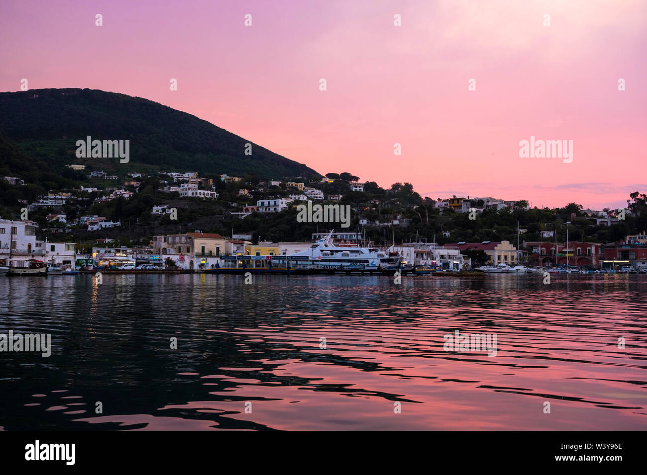 Ischia Porto al tramonto, Ischia, Italia Foto Stock
