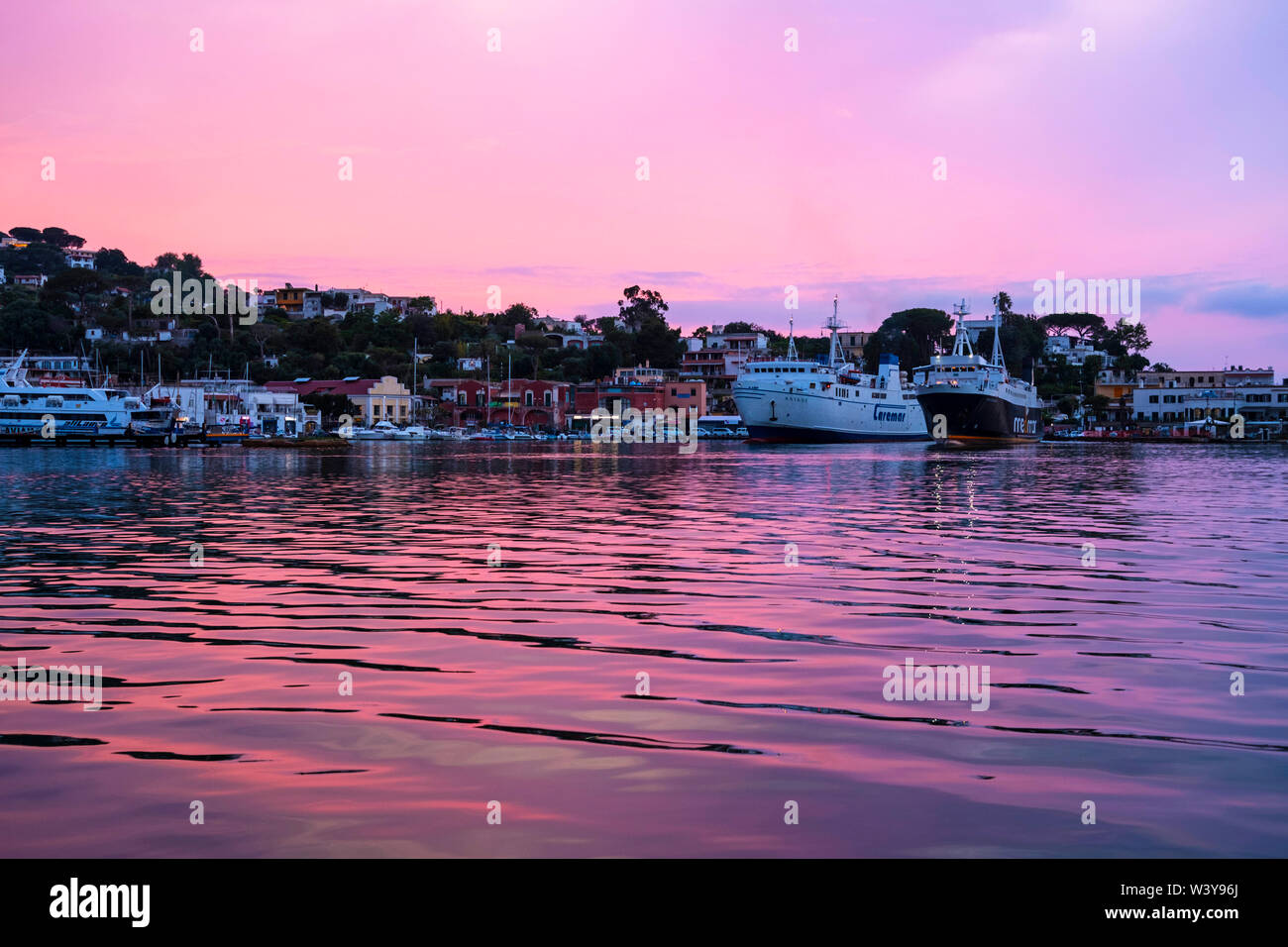 Ischia Porto al tramonto, Ischia, Italia Foto Stock