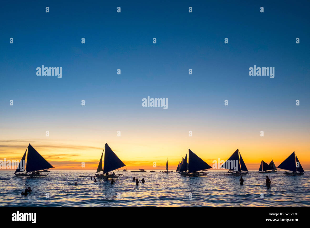 Barche a vela al tramonto sulla spiaggia bianca, Boracay Island, Aklan Provincia, Western Visayas, Filippine Foto Stock