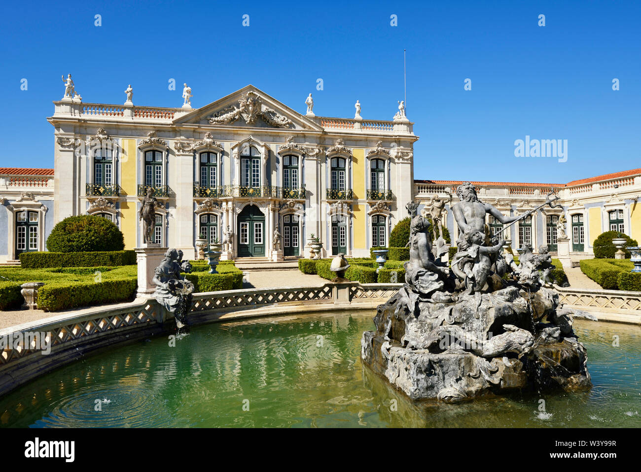 Il Queluz Palazzo Nazionale (Palacio Nacional de Queluz), risalente al XVIII secolo, è un riferimento del rococò e architettura neoclassica in Portogallo. Lisbona, Portogallo Foto Stock