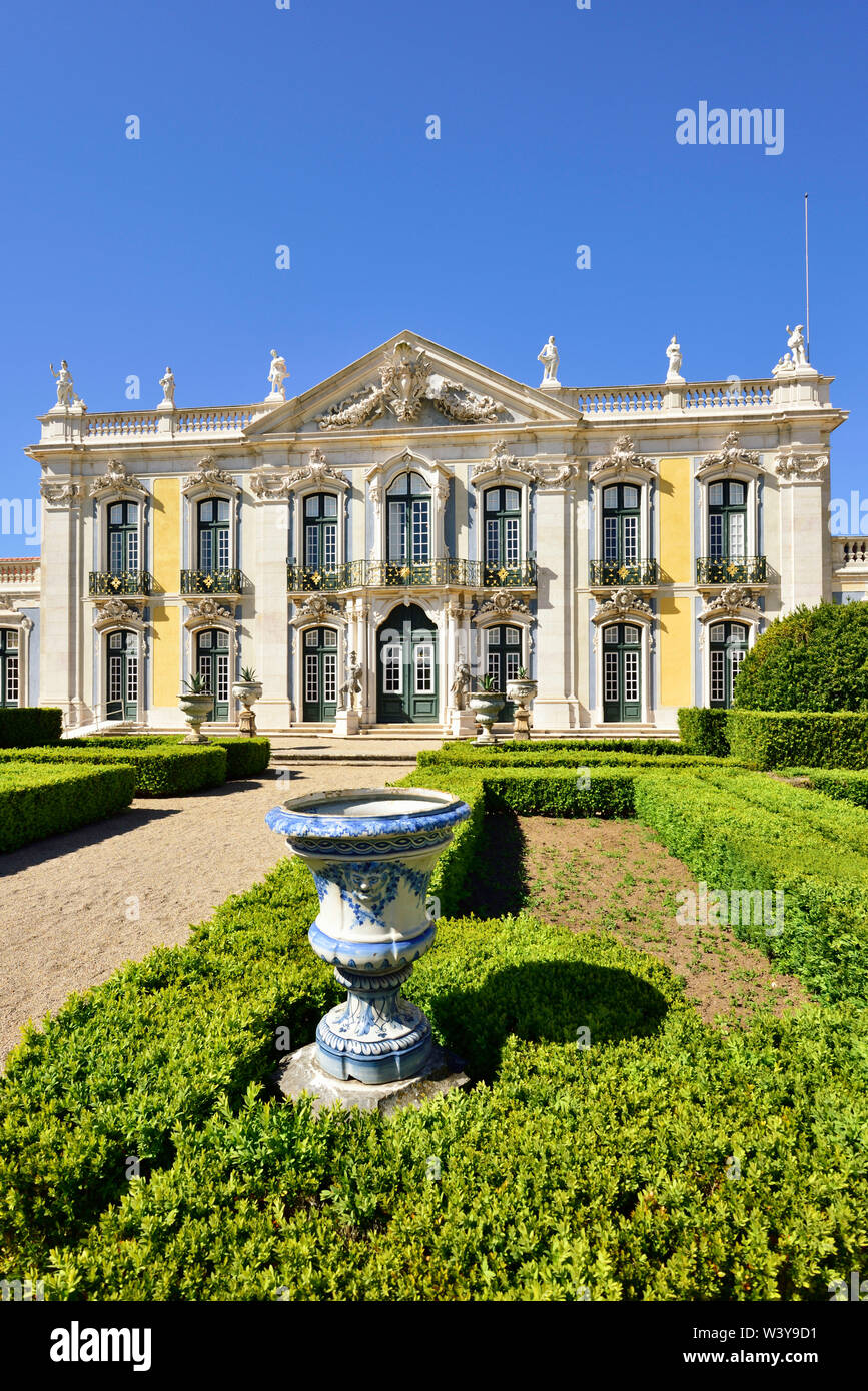 Il Queluz Palazzo Nazionale (Palacio Nacional de Queluz), risalente al XVIII secolo, è un riferimento del rococò e architettura neoclassica in Portogallo. Lisbona, Portogallo Foto Stock