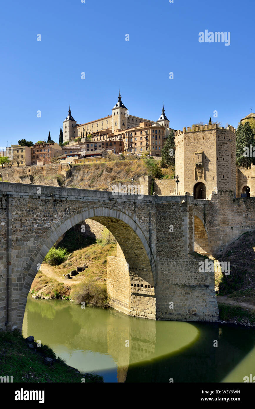 Il Puente de Alcantara (Alcantara) ponte sul fiume Tago, un ponte romano che è stato l'inserimento obbligatorio per tutti i pellegrini nel Medioevo. Un sito Patrimonio Mondiale dell'Unesco, Toledo. Castilla la Mancha, in Spagna Foto Stock