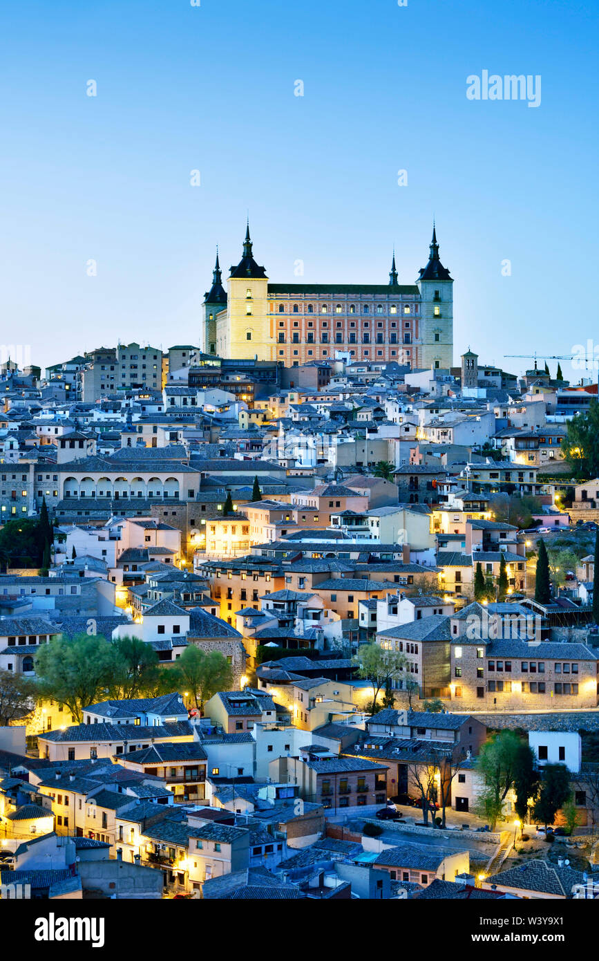 Toledo e l'Alcazar al crepuscolo, un sito Patrimonio Mondiale dell'Unesco. Castilla la Mancha, in Spagna Foto Stock