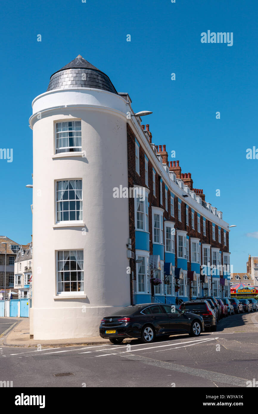 Singolare forma di costruzione sul lungomare di Weymouth, esplanade, REGNO UNITO Foto Stock