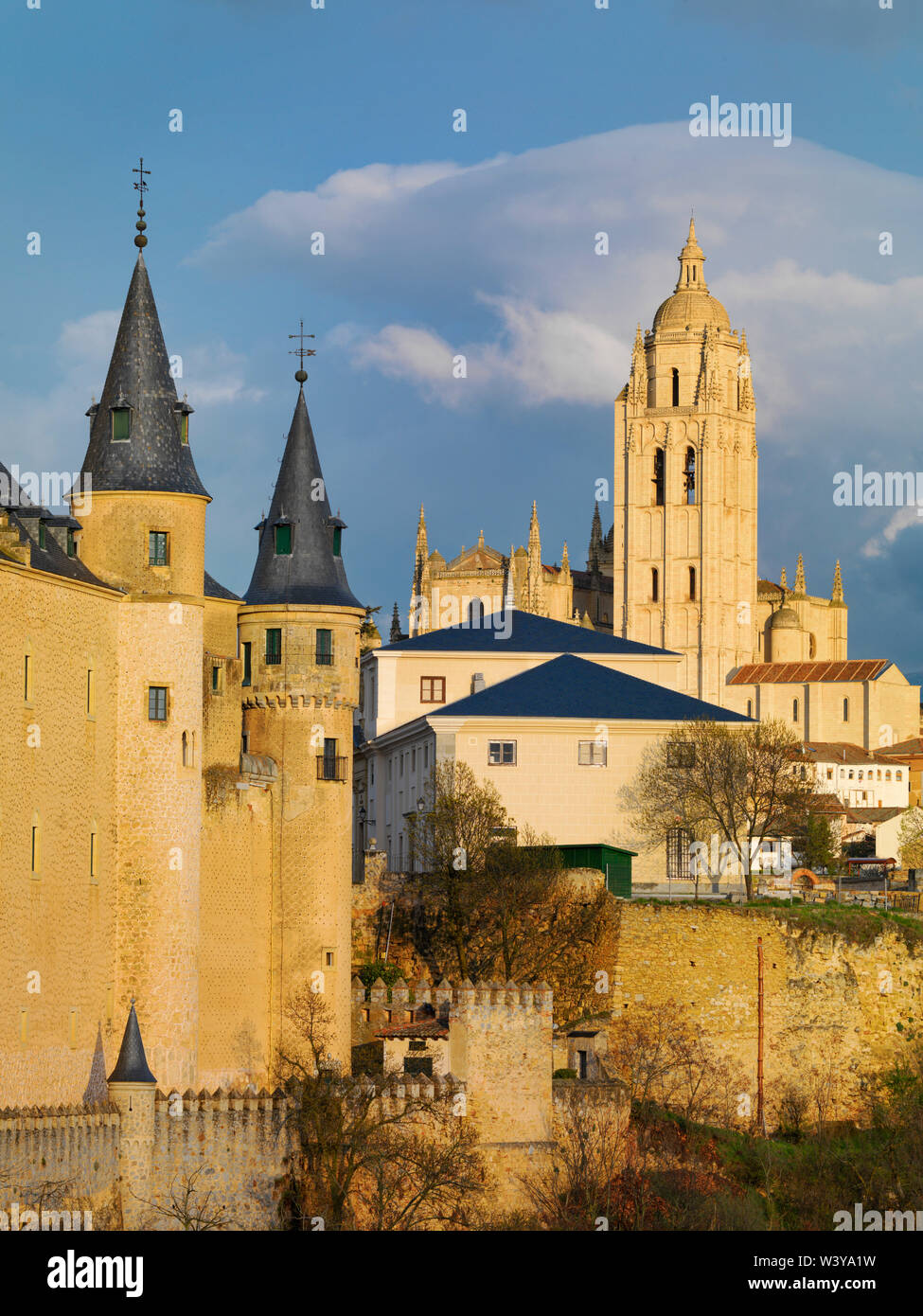 Spagna, Castiglia e Leon, Segovia. L'Alcazar e Cattedrale al tramonto Foto Stock