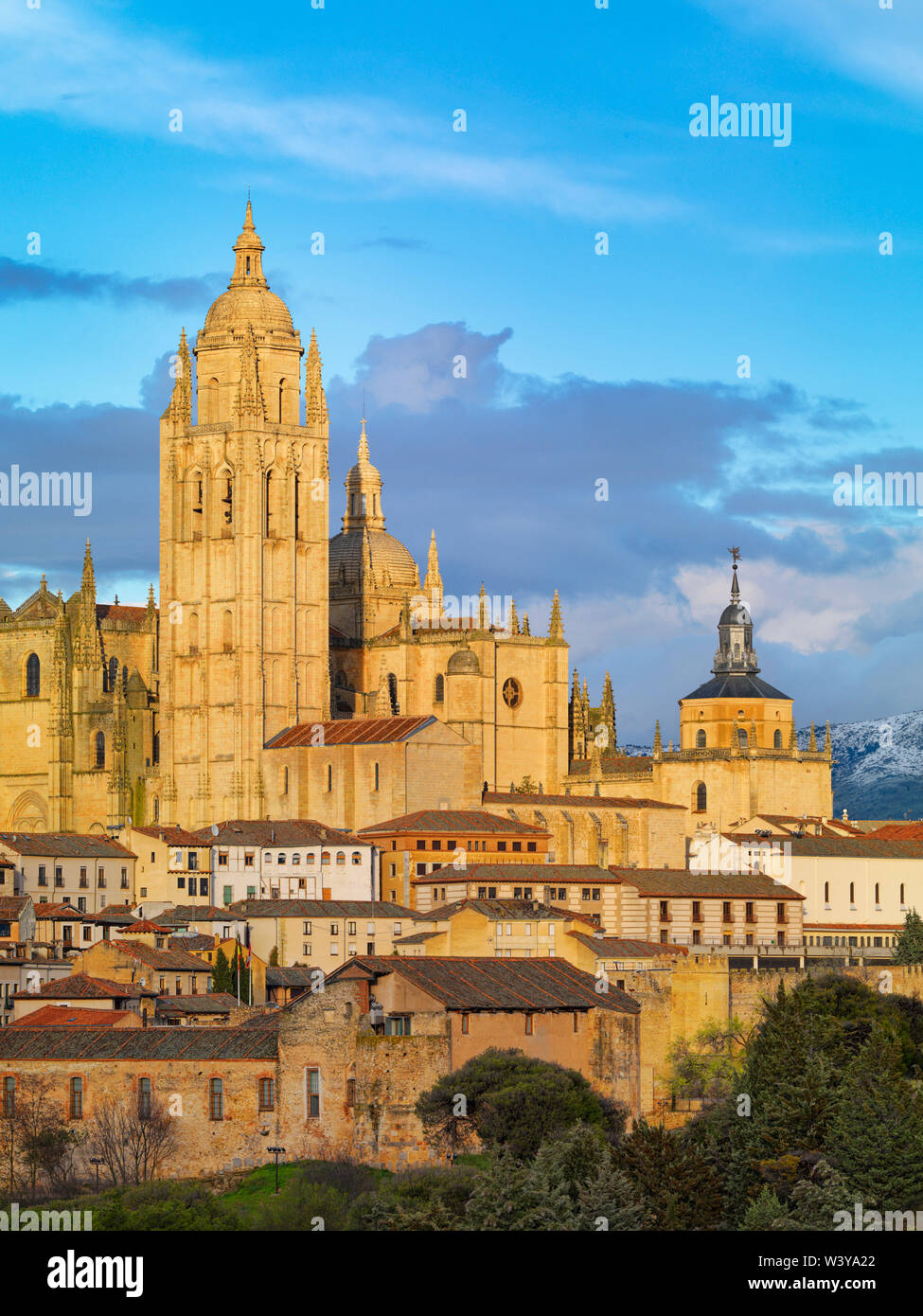 Spagna, Castiglia e Leon, Segovia, Cattedrale al tramonto Foto Stock