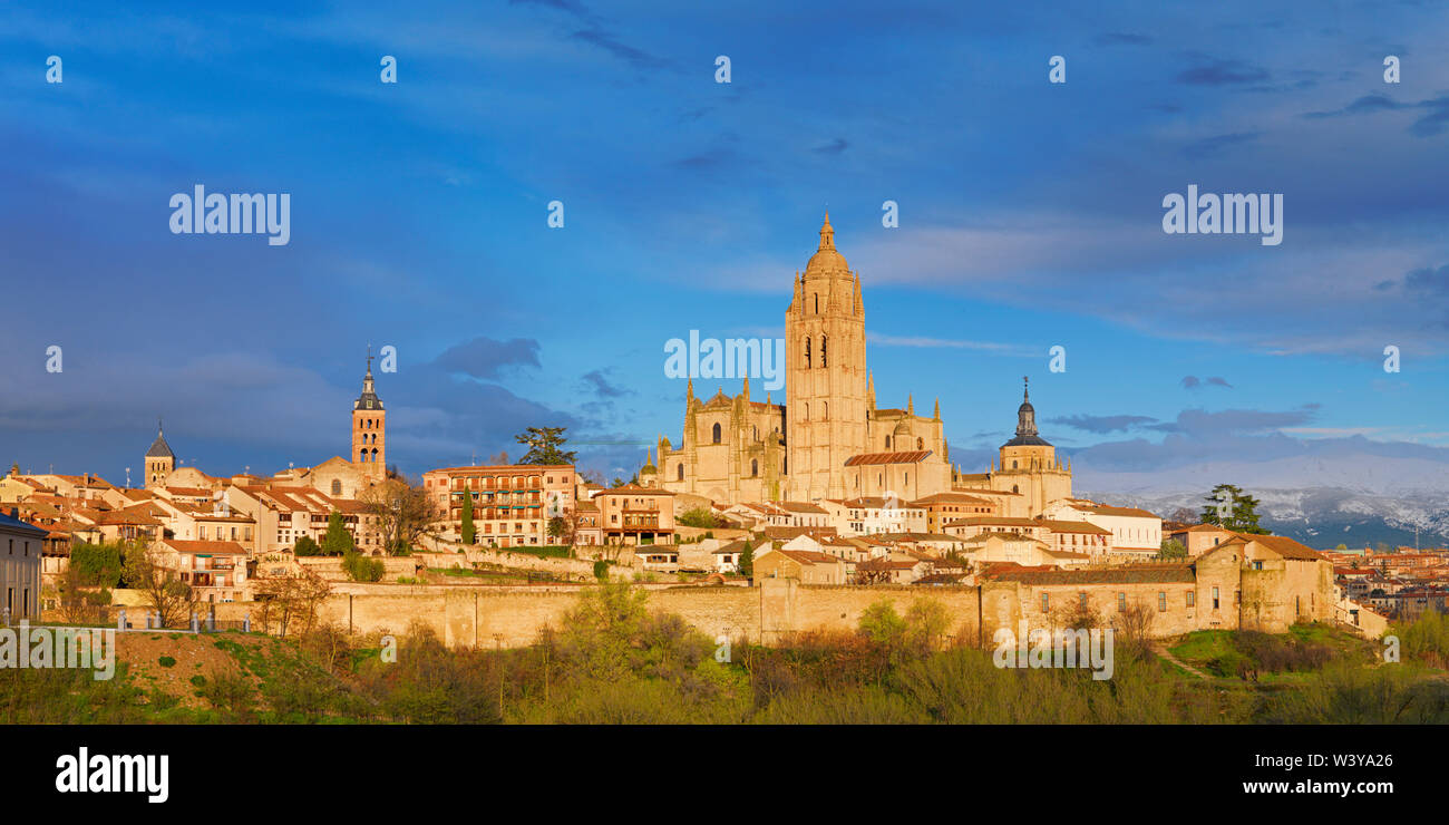 Spagna, Castiglia e Leon, Segovia, Panorama della cattedrale al tramonto Foto Stock