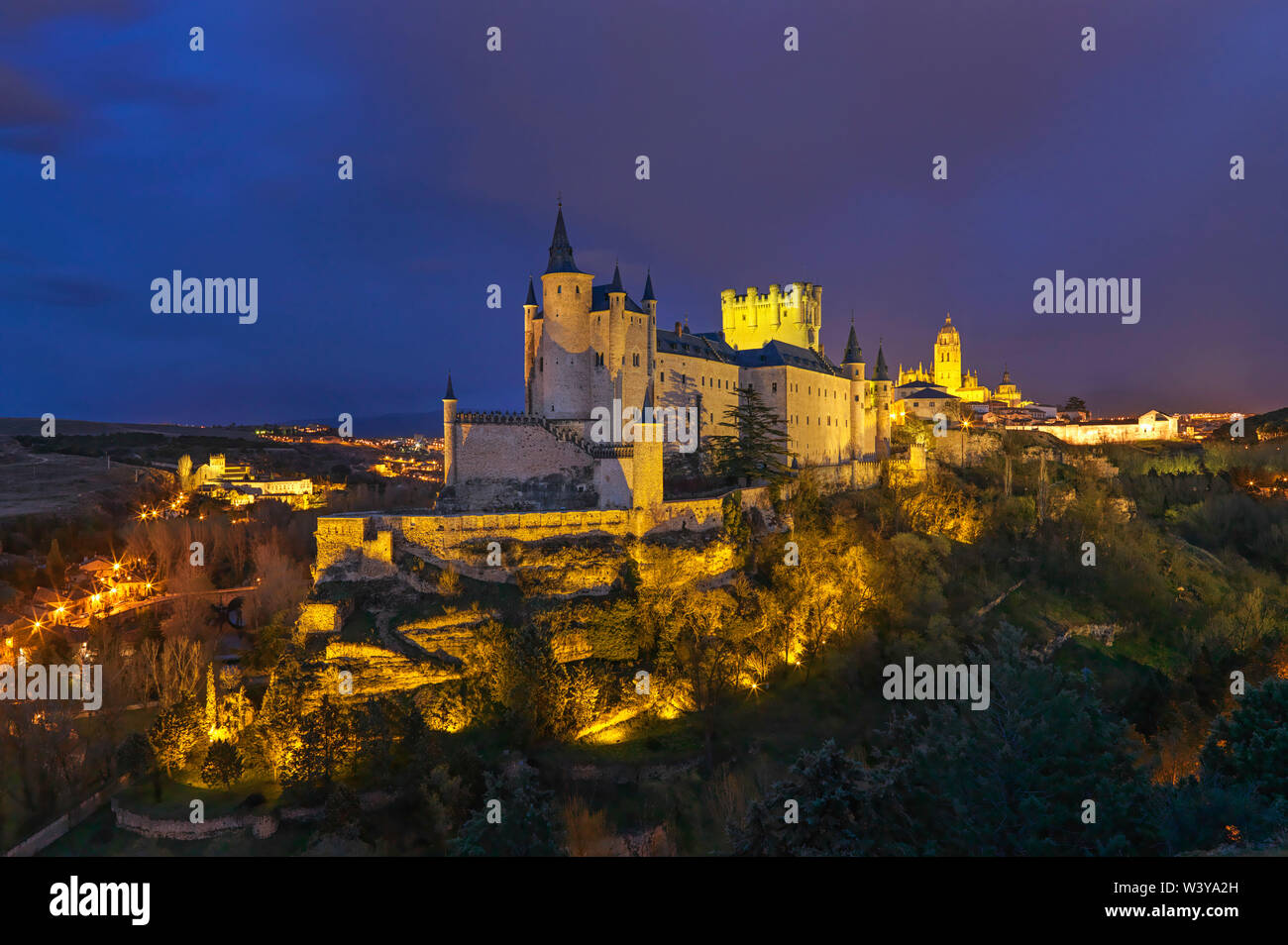 Spagna, Castiglia e Leon, Segovia, l'Alcazar e Cattedrale di notte Foto Stock