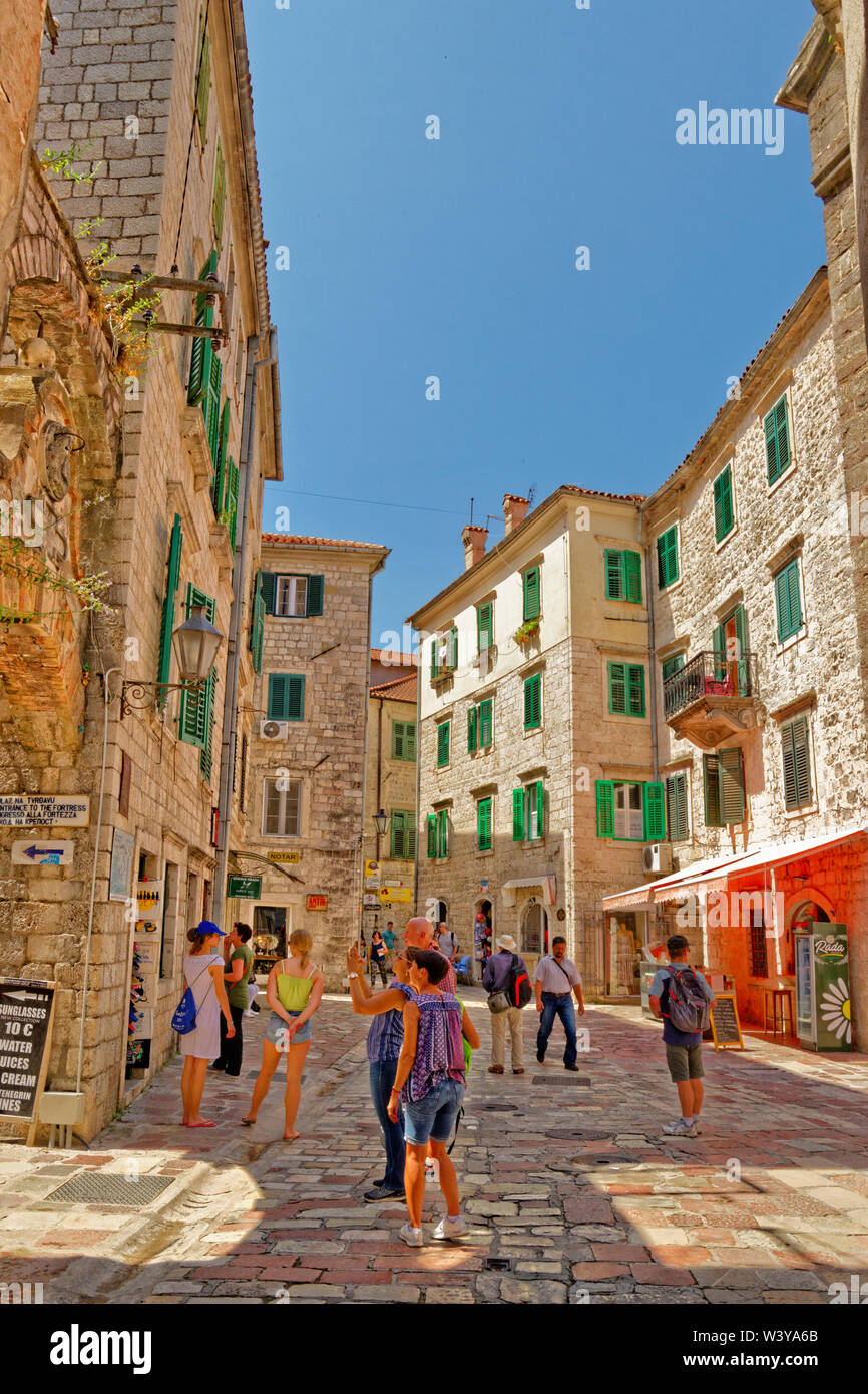 Strade di Cattaro Città Vecchia in Montenegro. Foto Stock