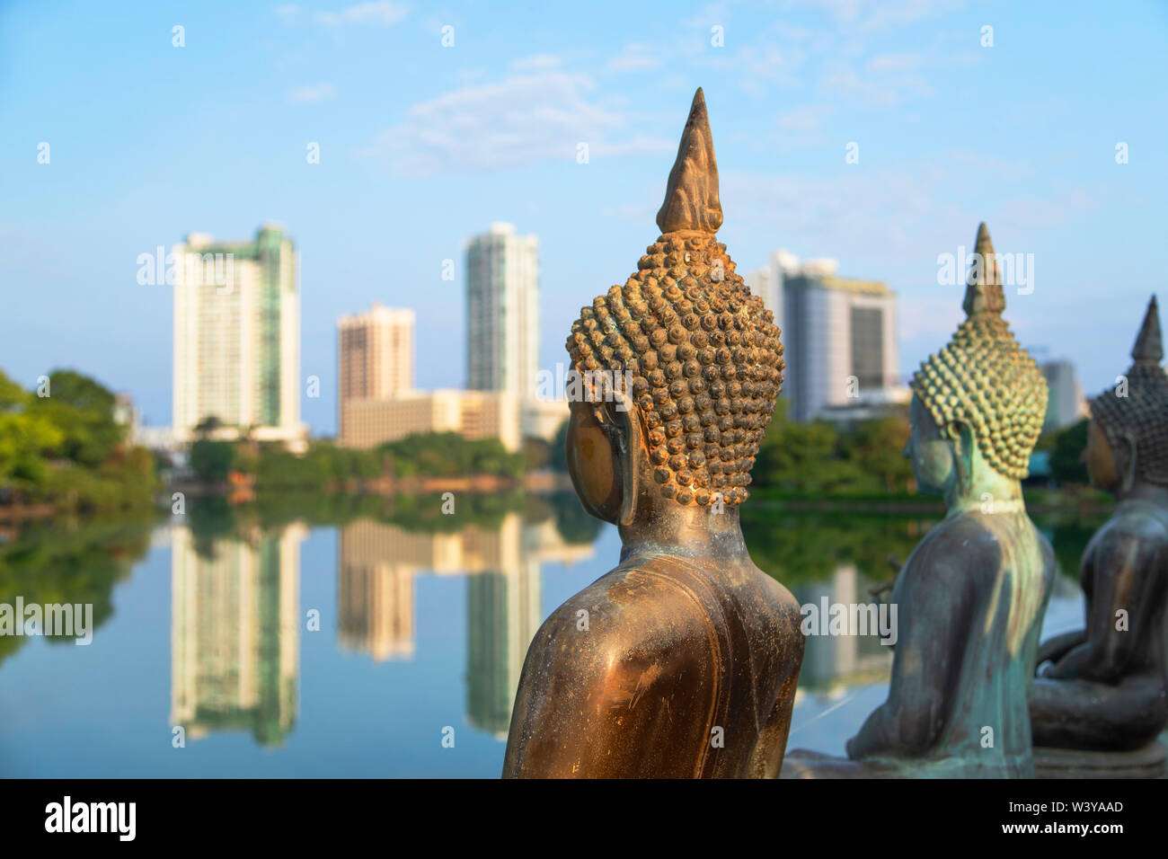 Statue Vederema Malakaya sul bere il lago, Colombo, Sri Lanka Foto Stock