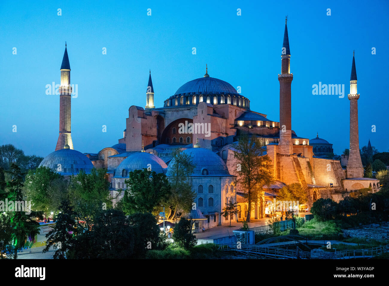 Hagia Sophia (Aya Sofia) al tramonto, Istanbul, Turchia. Ora blu Foto Stock
