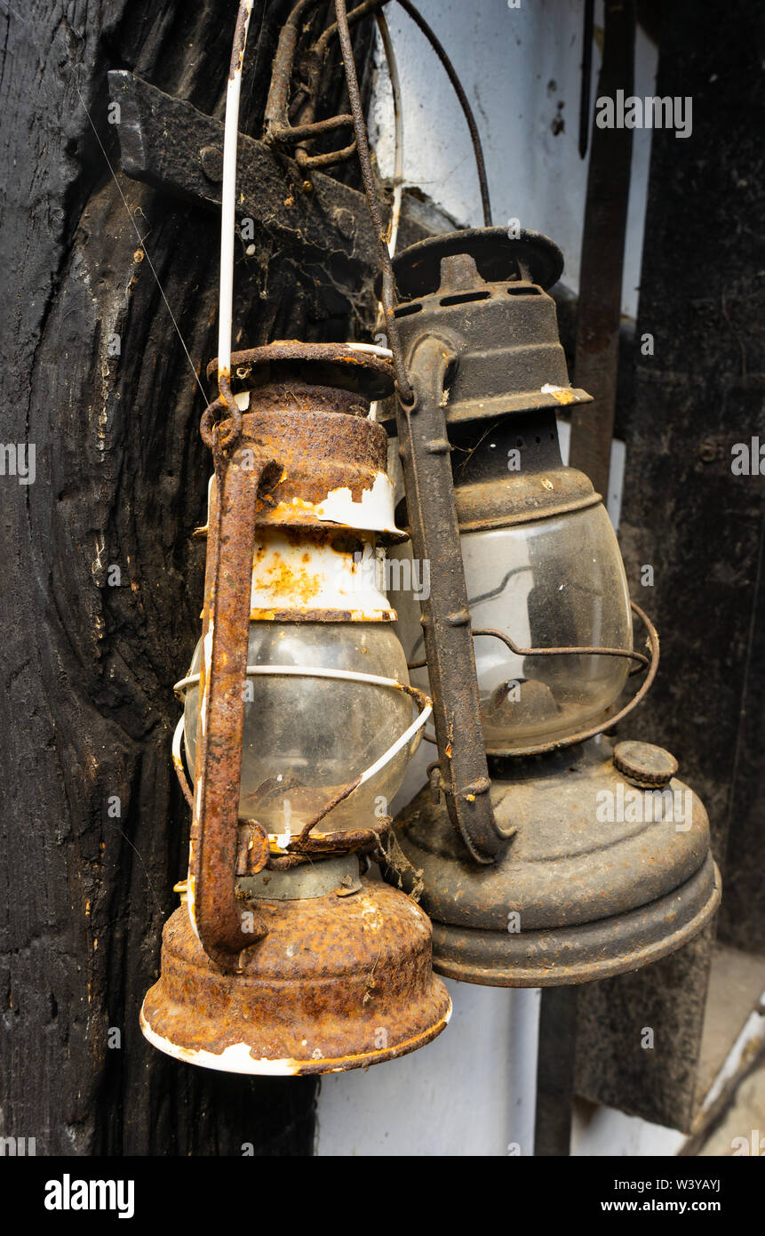 Vecchio rustico lanterne appese all'aperto presso il museo all'aperto Foto Stock