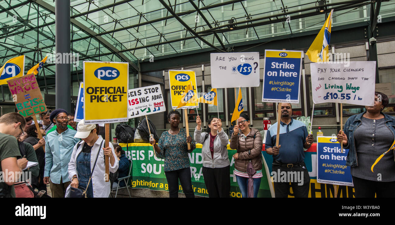 Londra, Regno Unito. 18 Luglio, 2019. Il personale, i membri della Unione dei PC a ministeri governativi, compresi HM Revenue e dogane, sciopero e marzo per un salario di sussistenza nel centro di Londra. Credito: David Rowe/Alamy Live News Foto Stock