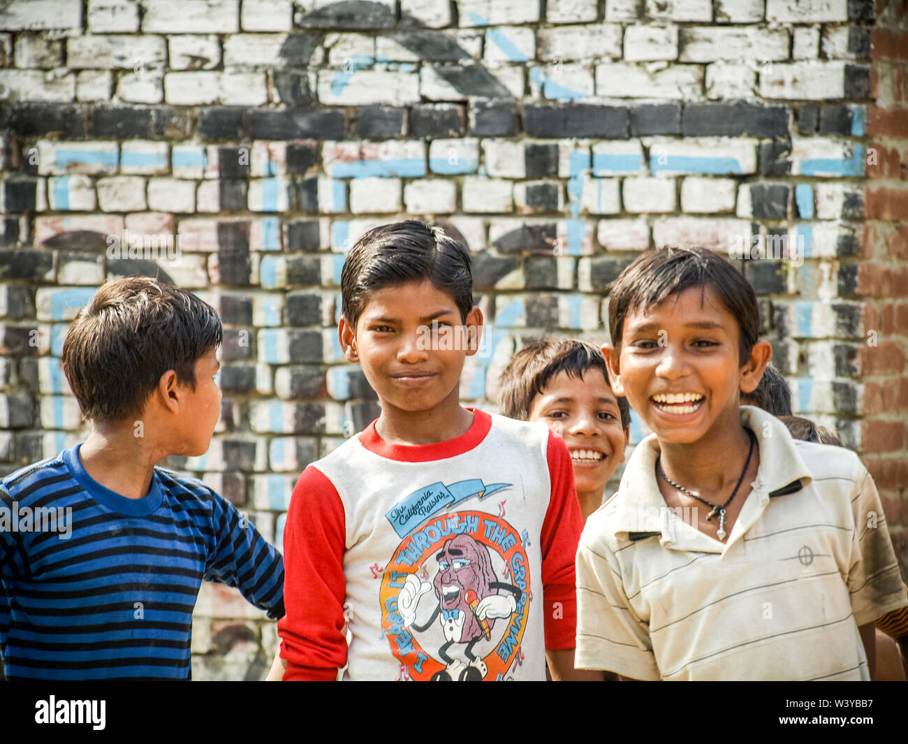 Amroha, Uttar Pradesh, India - 2011: bambini indiani di slam smilimg ragazzi Foto Stock