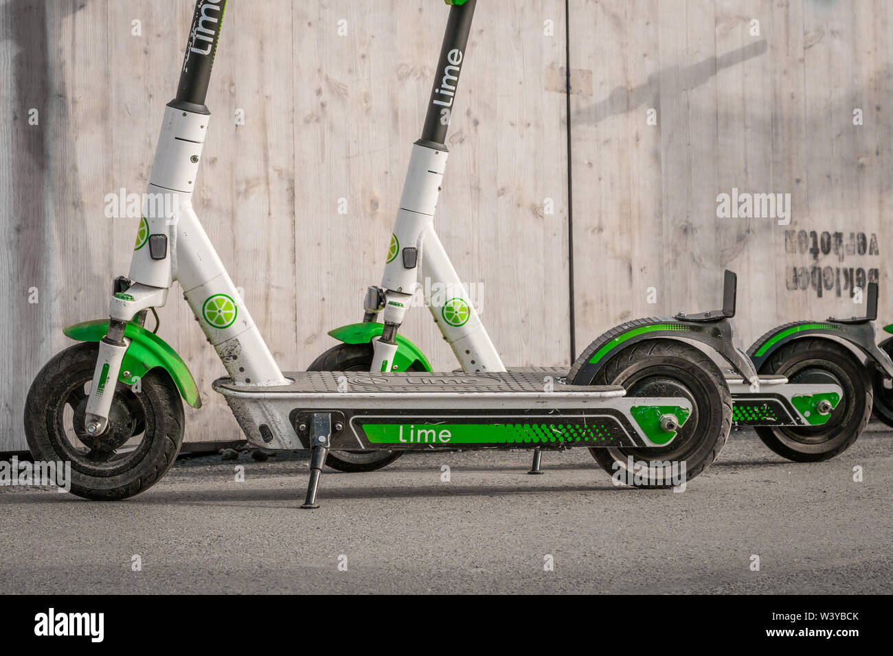 Berlino, Germania - Giugno, 2019: elettrica e scooter , escooter o e-scooter dell'autostop azienda LIME sul marciapiede in Berlino, Germania Foto Stock