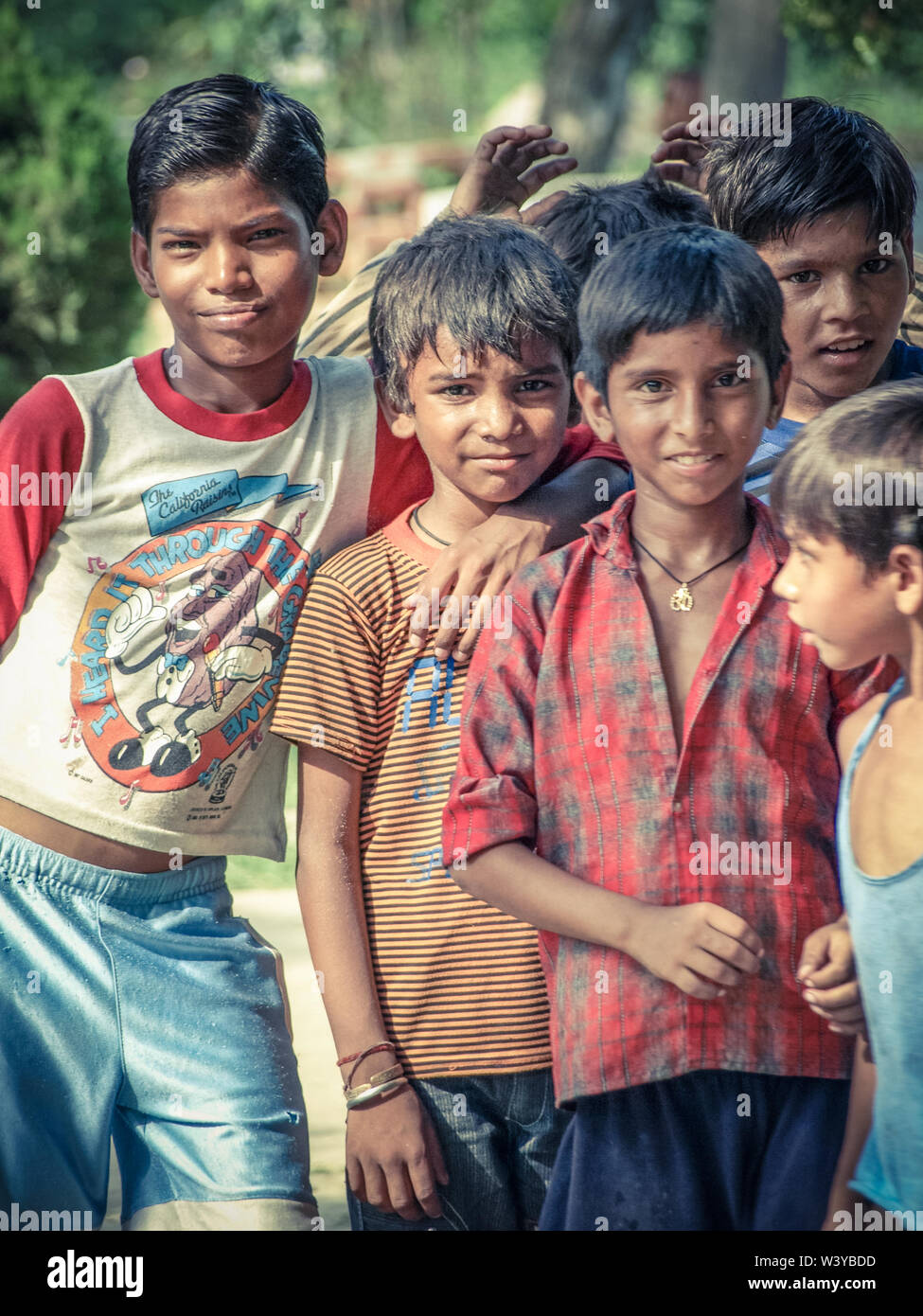 Amroha, Uttar Pradesh, India - 2011: bambini indiani di slam smilimg ragazzi Foto Stock