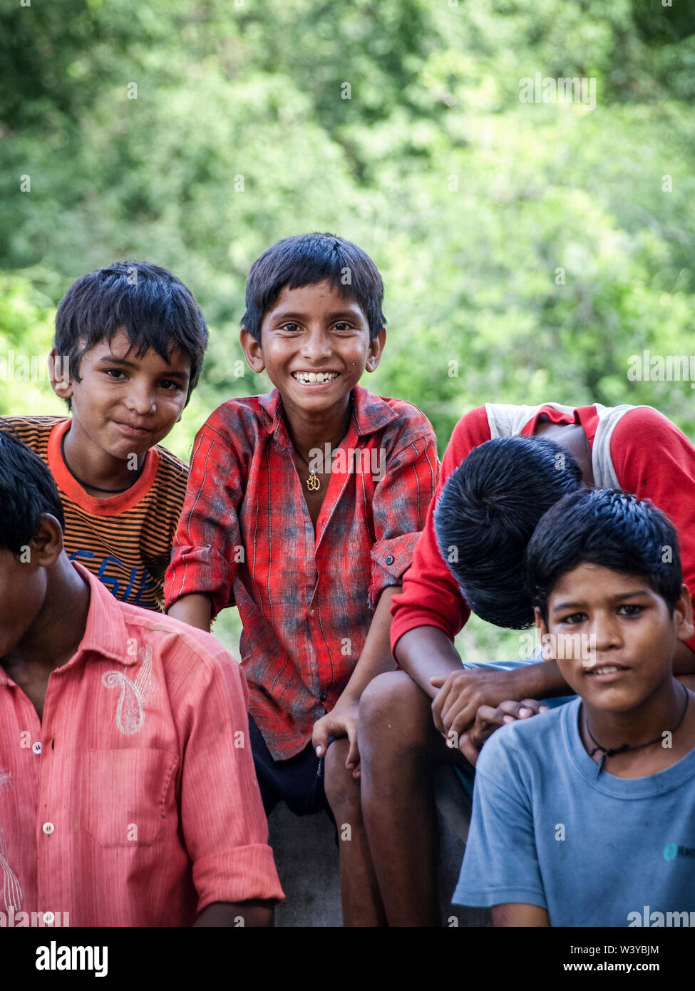 Amroha, Uttar Pradesh, India - 2011: bambini indiani di slam smilimg ragazzi Foto Stock