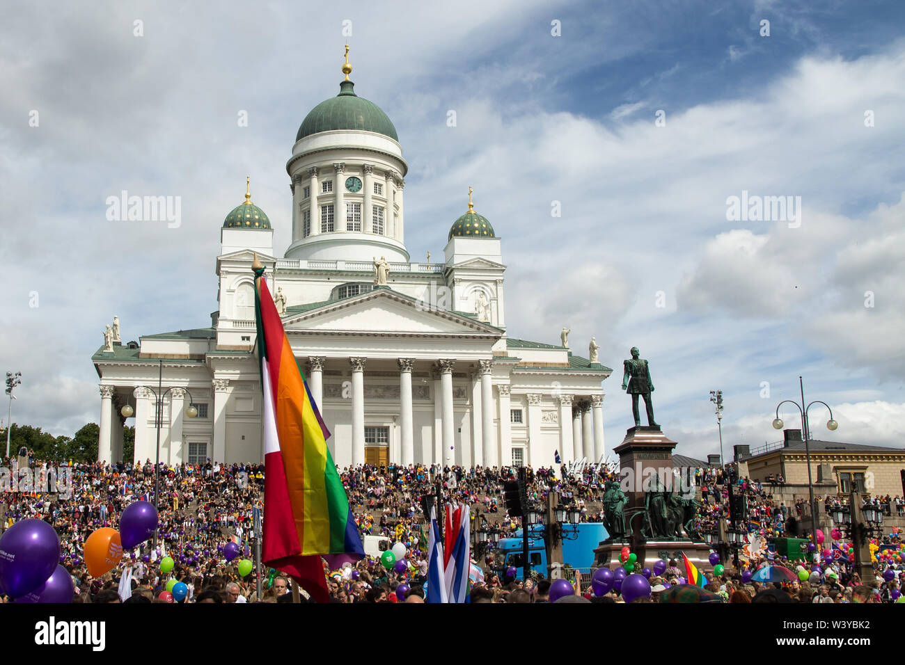 Helsinki, Finlandia - 29 Giugno 2019 - Le persone si sono riunite per l'inizio della settimana Pride Parade 2019 fuori la Cattedrale di Helsinki Foto Stock