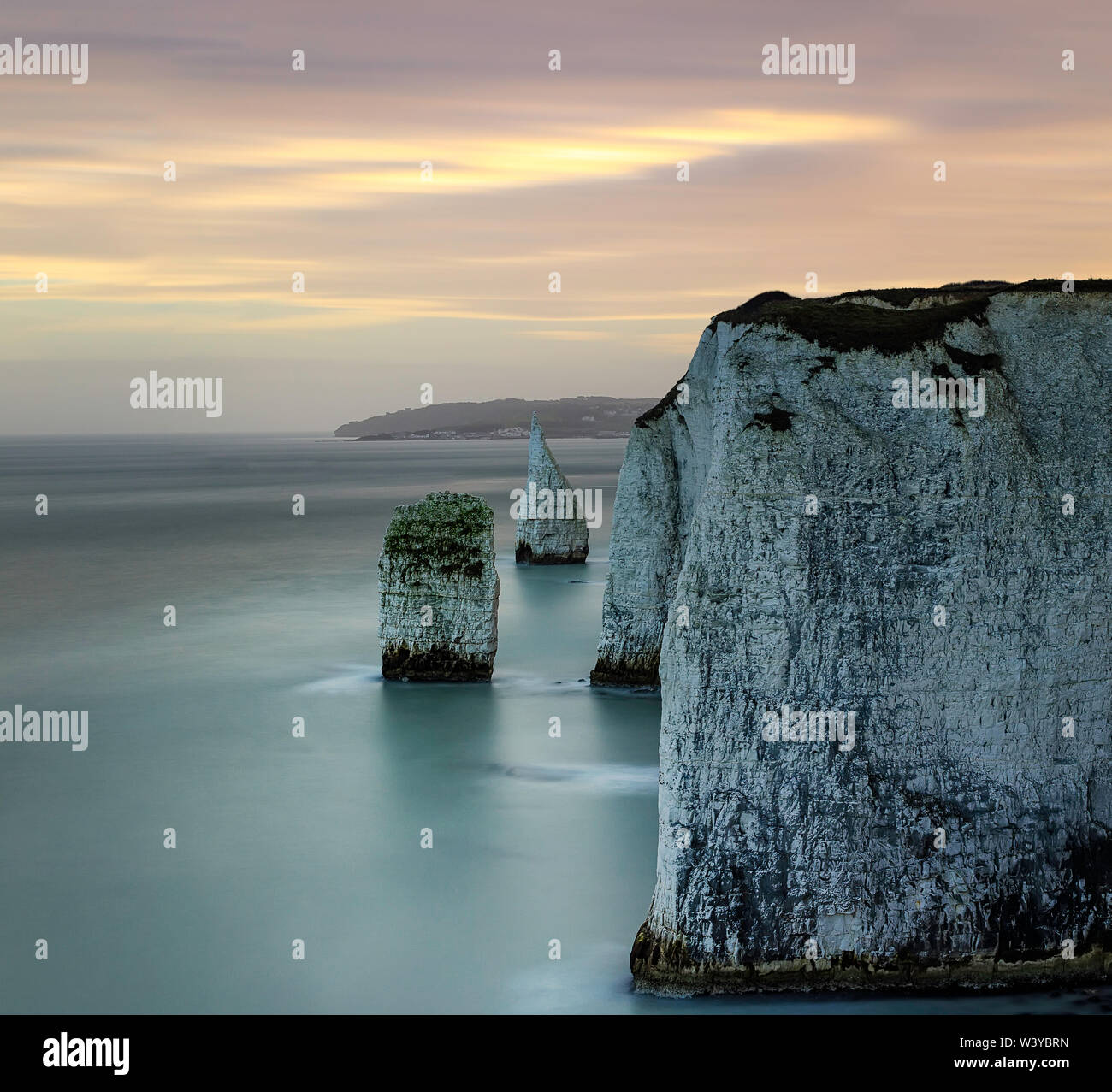 Le pile nei pressi della vecchia Harry rocce al tramonto, l'estremità orientale della Jurassic Coast.Handfast punto, Dorset, Inghilterra. Fotografie con lunghi tempi di esposizione Foto Stock