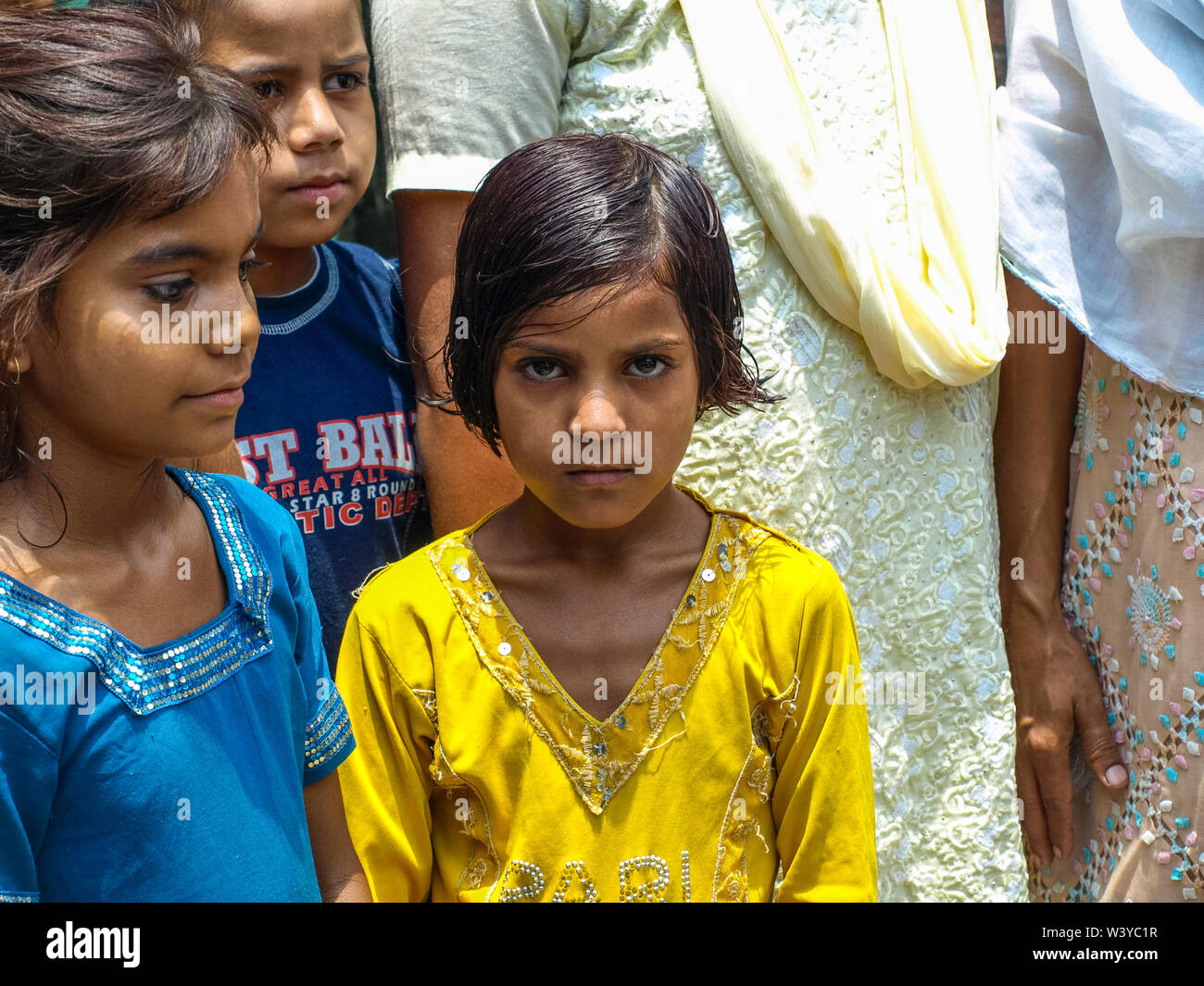 Amroha proferite Pradesh, India - 2011: Unidentified di poveri che vivono nelle baraccopoli - bambini sorridenti Foto Stock