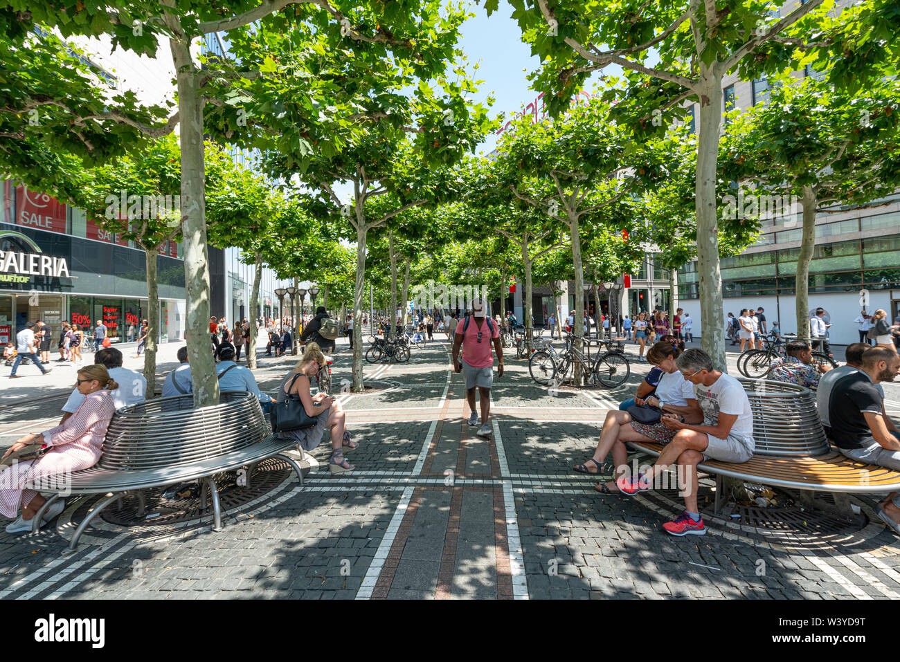 Frankfurt am Main, luglio 2019. vista la gente che cammina lungo la via Zeil Foto Stock