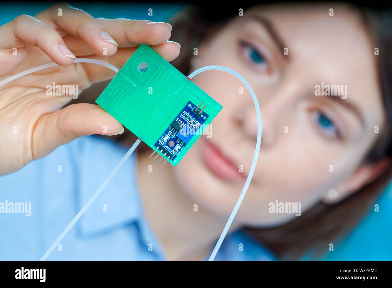 Ragazza con polimeri bio-MEMS biomedical microelectromechanical systems / LOC lab-on-chip (dispositivo concept design) Foto Stock