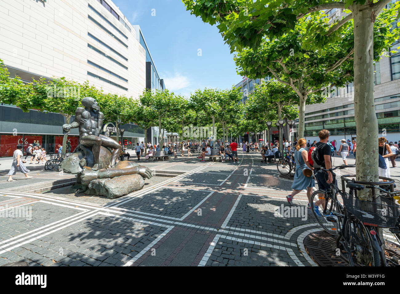 Frankfurt am Main, luglio 2019. vista la gente che cammina lungo la via Zeil Foto Stock