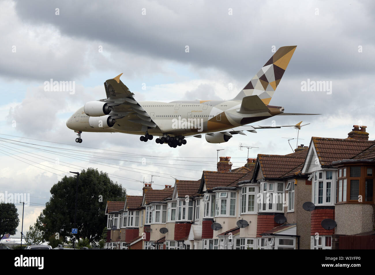 Feltham West London, Regno Unito. 18 Luglio, 2019. L'aeroporto di Heathrow si prepara per una delle sue più trafficati weekend dell'anno con l'inizio delle vacanze scolastiche. Myrtle Avenue è la più vicina strada residenziale accanto agli aeroporti sud della pista e ha voli Volare sopra le case di residenti ogni 90 secondi dalle 7 di mattina alle 3 di pomeriggio una settimana poi da 3pm per ultimo volo del giorno della settimana alternativo per dare i padroni di casa un po' di sollievo dal rumore degli aeromobili. Credito: MARTIN DALTON/Alamy Live News Foto Stock