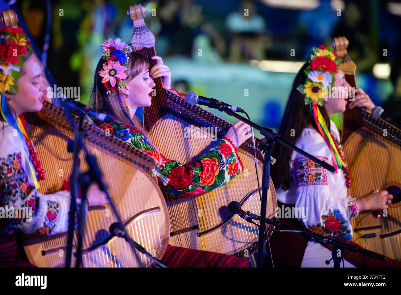Macao. 18 Luglio, 2019. Artisti provenienti da Ucraina eseguire durante le prestazioni all'aperto della International Youth Music Festival nel sud della Cina di Macao, luglio 18, 2019. La gioventù internazionale Music Festival che ha dato dei calci a fuori il mercoledì sera e durò fino a domenica, dispone di una serie di concerti e workshop di musica e spettacoli all'aperto da giovani musicisti provenienti da nove paesi e regioni. Credito: Cheong Kam Ka/Xinhua/Alamy Live News Foto Stock