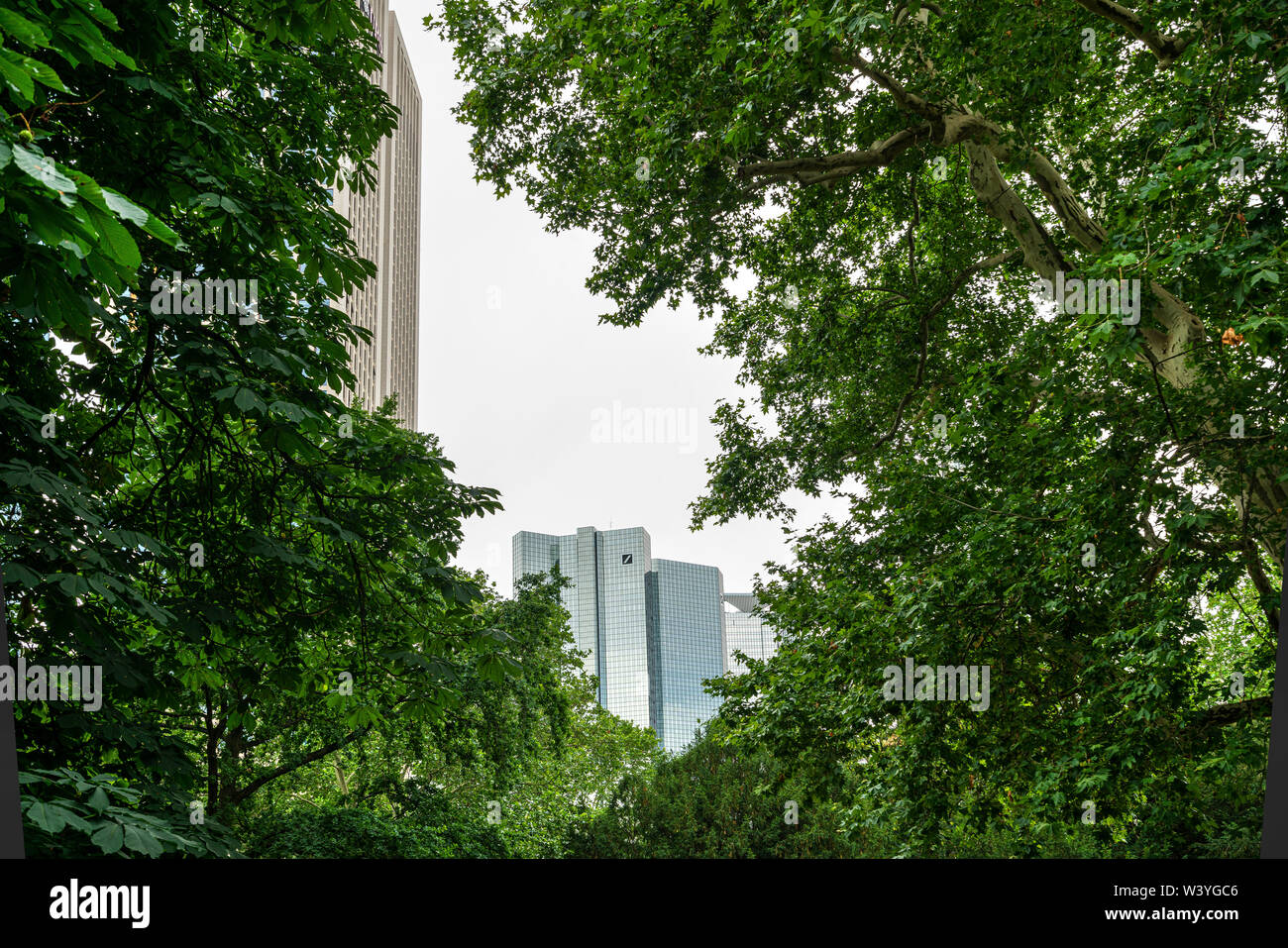 Francoforte, Germania. Luglio 2019. la vecchia torre in Rothschildpark nel centro della città Foto Stock