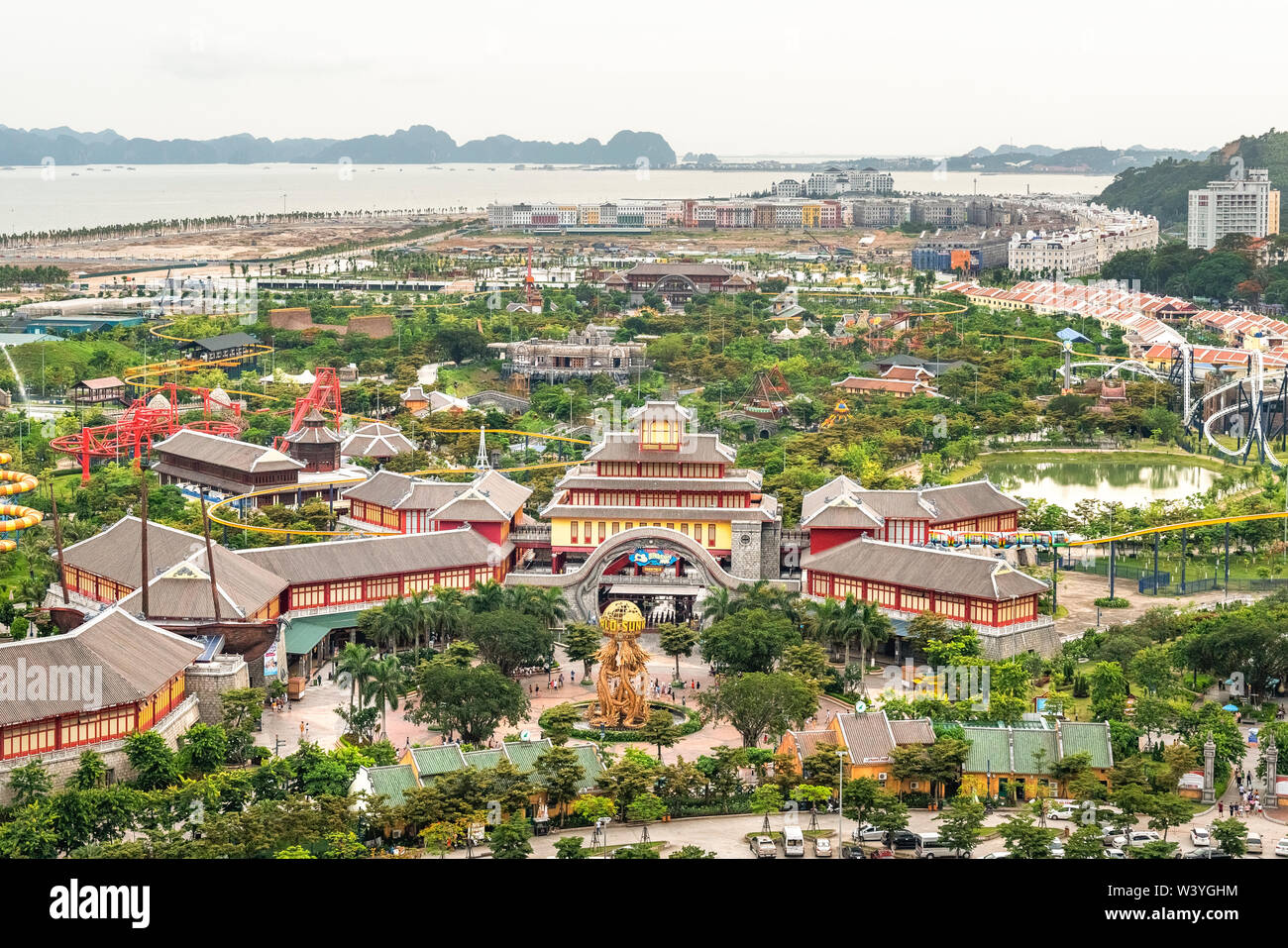 Vista aerea del mondo Sun Halong park, con sole ruote sottomarina e giochi. Halong City, Vietnam. Vicino a Halong Bay, Sito Patrimonio Mondiale dell'UNESCO. Foto Stock