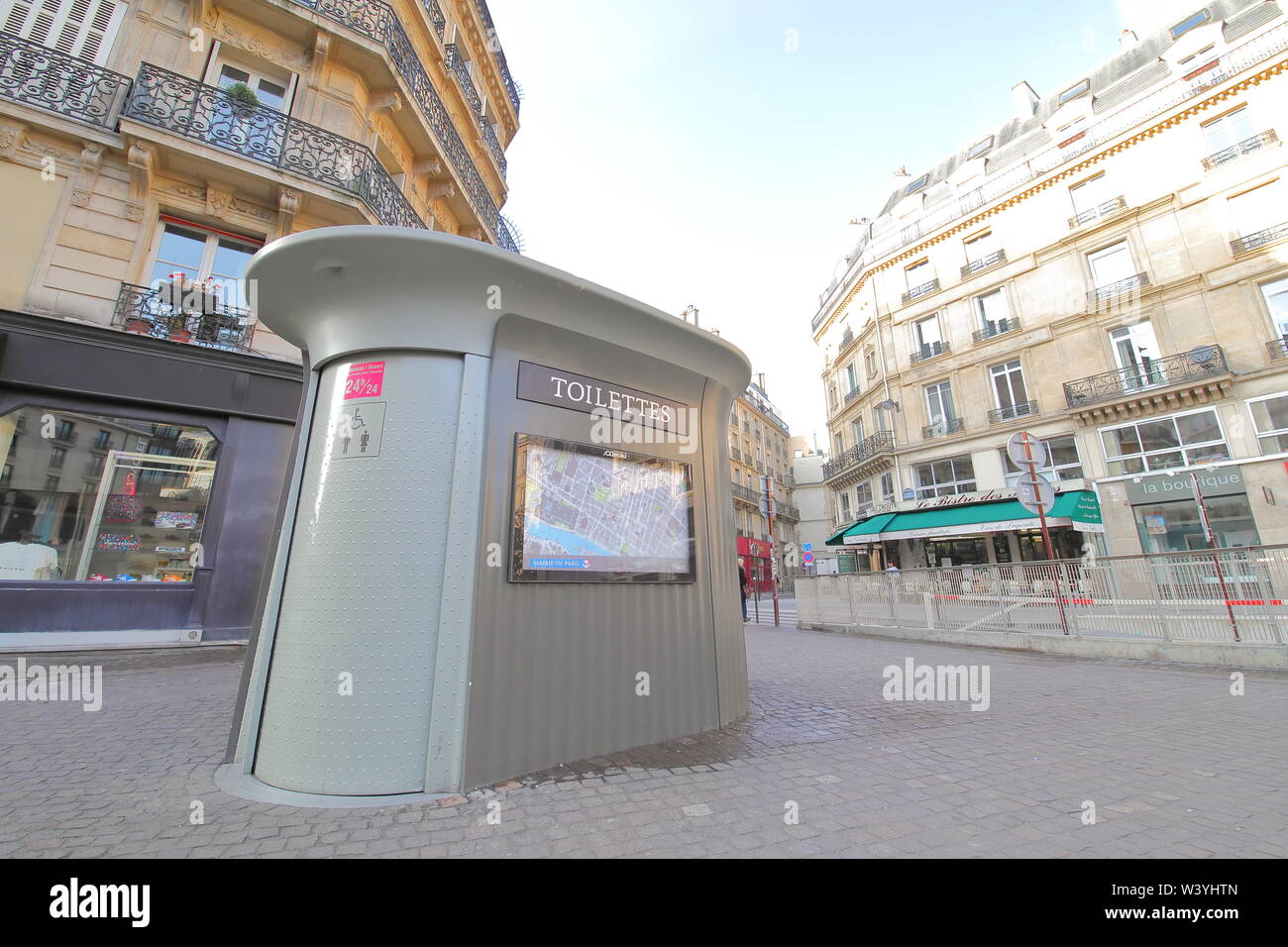 Servizi igienici pubblici nel centro cittadino di Parigi Francia Foto Stock