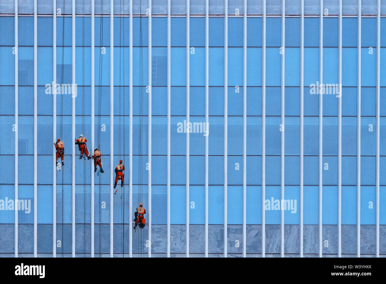 Gli uomini pulire il vetro per costruzioni Foto Stock