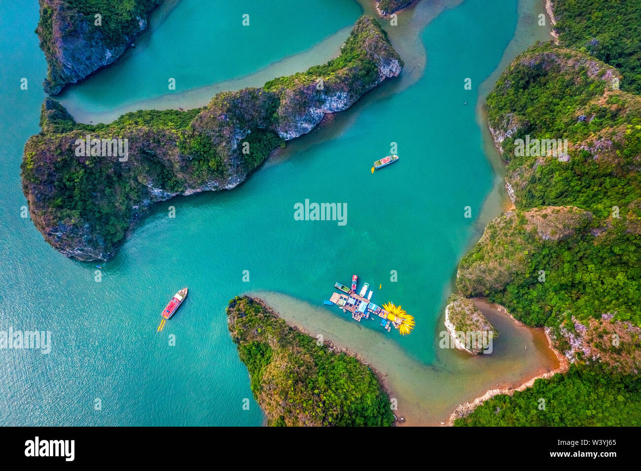 Vista aerea di Sang grotta e kayak area, Halong Bay, Vietnam, sud-est asiatico. UNESCO - Sito Patrimonio dell'umanità. Junk crociera in barca per la Baia di Ha Long. Foto Stock