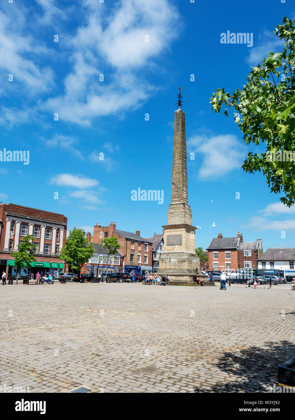 L'obelisco in luogo di mercato in estate a Ripon North Yorkshire, Inghilterra Foto Stock