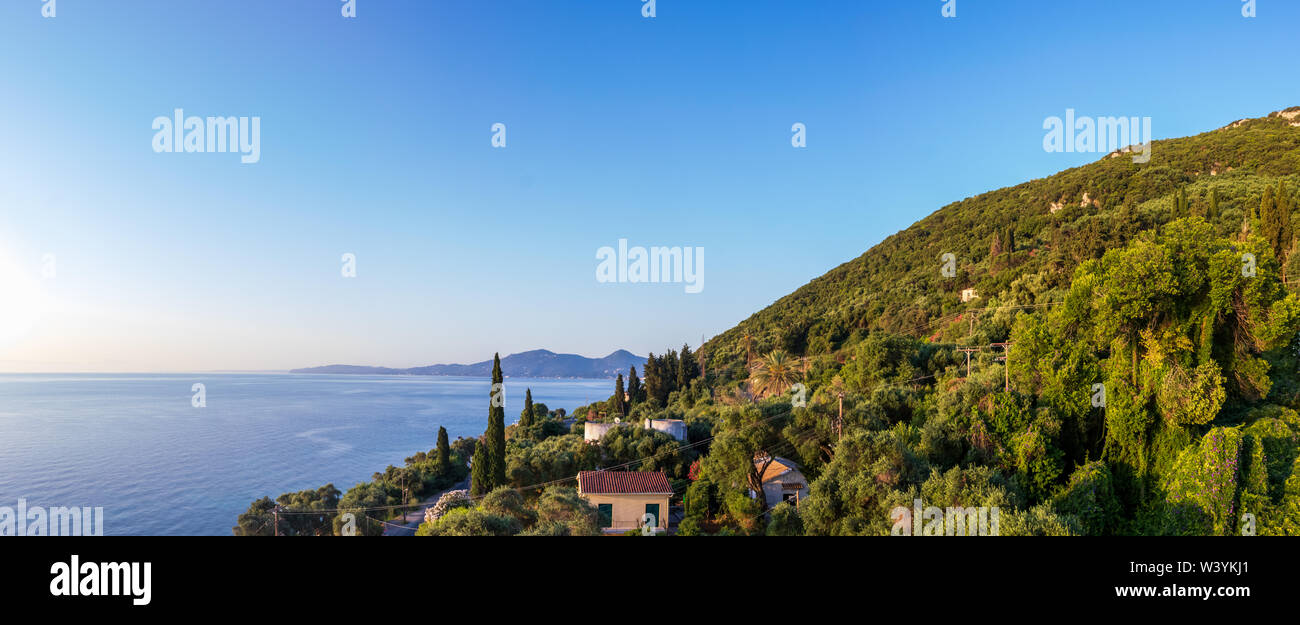 Vista della costa di Corfù al mattino Foto Stock
