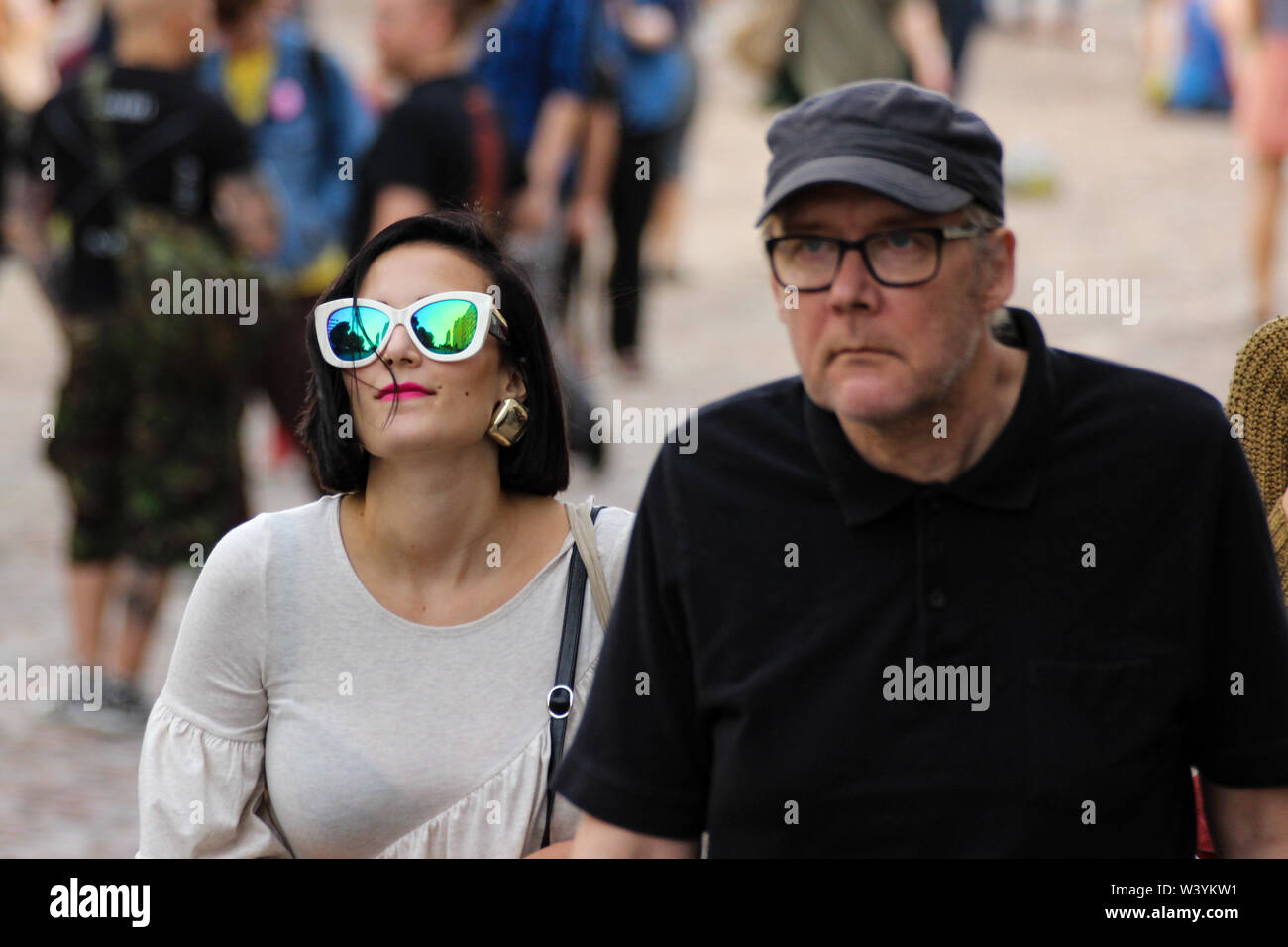 Danni accidentali persone che passeggiano fino Siltasaarenkatu durante Kallio Block Party 2019 a Helsinki in Finlandia Foto Stock