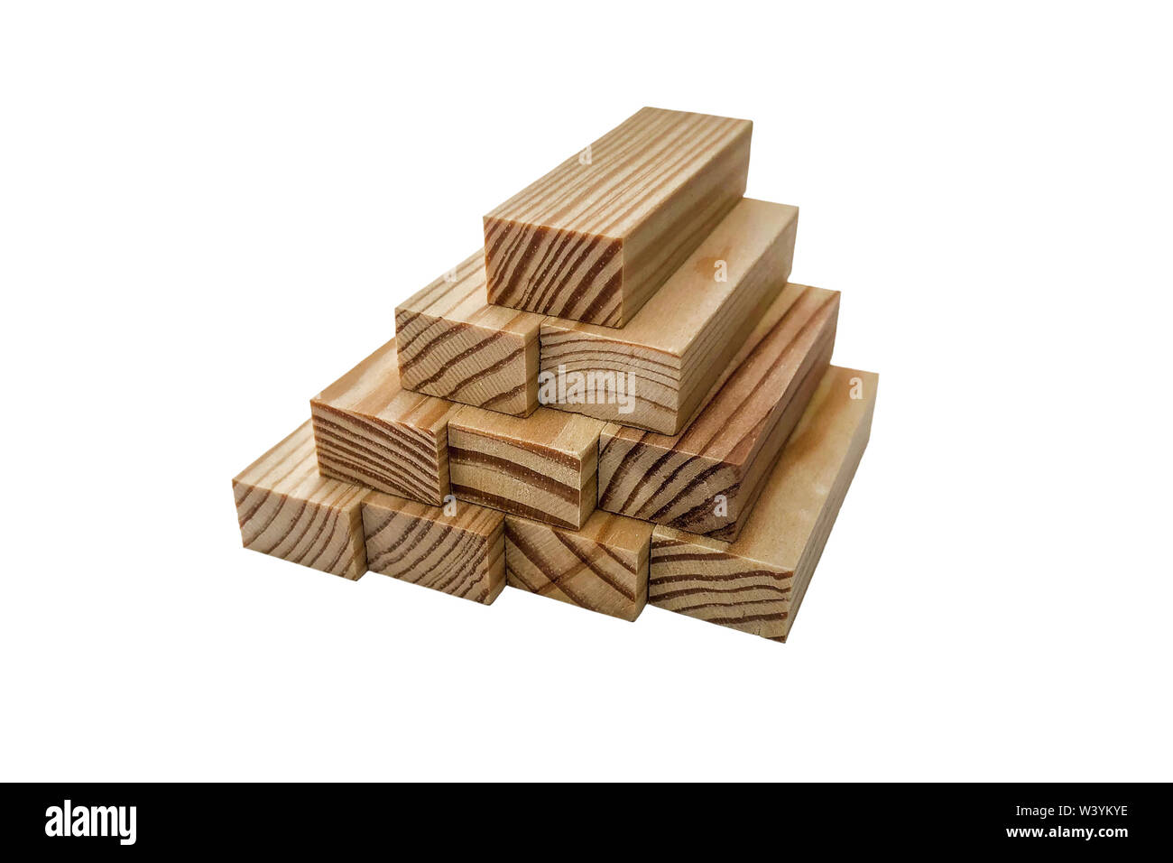 Barre di legno per un gioco di bordo in una torre. Puzzle Jenga. Piccola  piramide su uno sfondo bianco Foto stock - Alamy