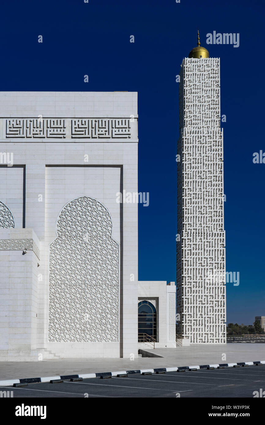Il bianco di neve, il minareto della moschea di modelli moderni - il National Mashrabiya, Gen.2018 Foto Stock