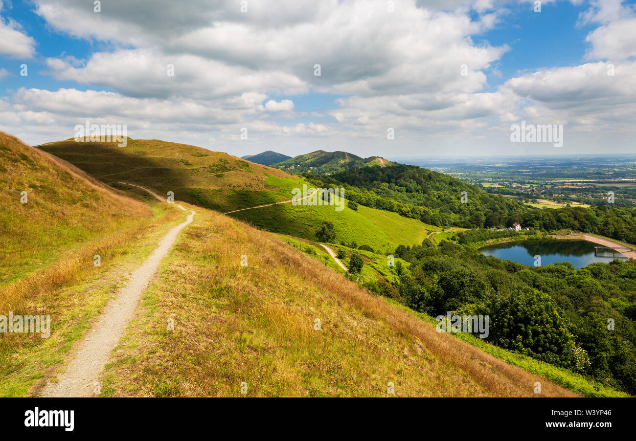 British Camp Iron Age Hillfort (Herefordshire Beacon) e Reservoir nelle Malvern Hills, Worcestershire, Inghilterra Foto Stock