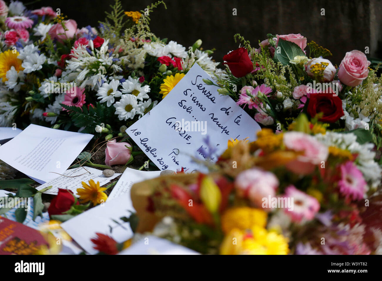 Foto Cecilia Fabiano - LaPresse18-07-2019 Roma( Italia) Cronaca: ultimo saluto al maestro Andrea Camilleri al Cimitero Acattolico di Roma Nella foto: biglietti sulla tomba di Cecilia Foto Fabiano - LaPresse luglio,18, 2019 Roma ( Italia ) News: ultimo addio di Andrea Camilleri al non-cimitero cattolico di Roma nel pic: biglietti di auguri Foto Stock