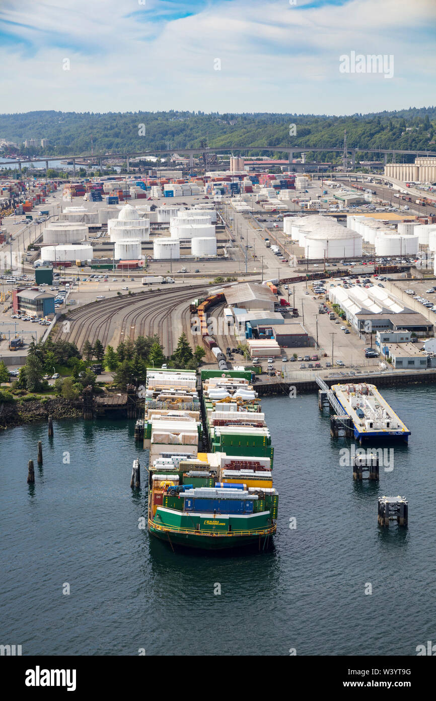 Vista aerea dell'Alaska linee marittime barge con contenitori, Harbour Island, della Baia di Elliott, Seattle, Washington, Stati Uniti d'America Foto Stock
