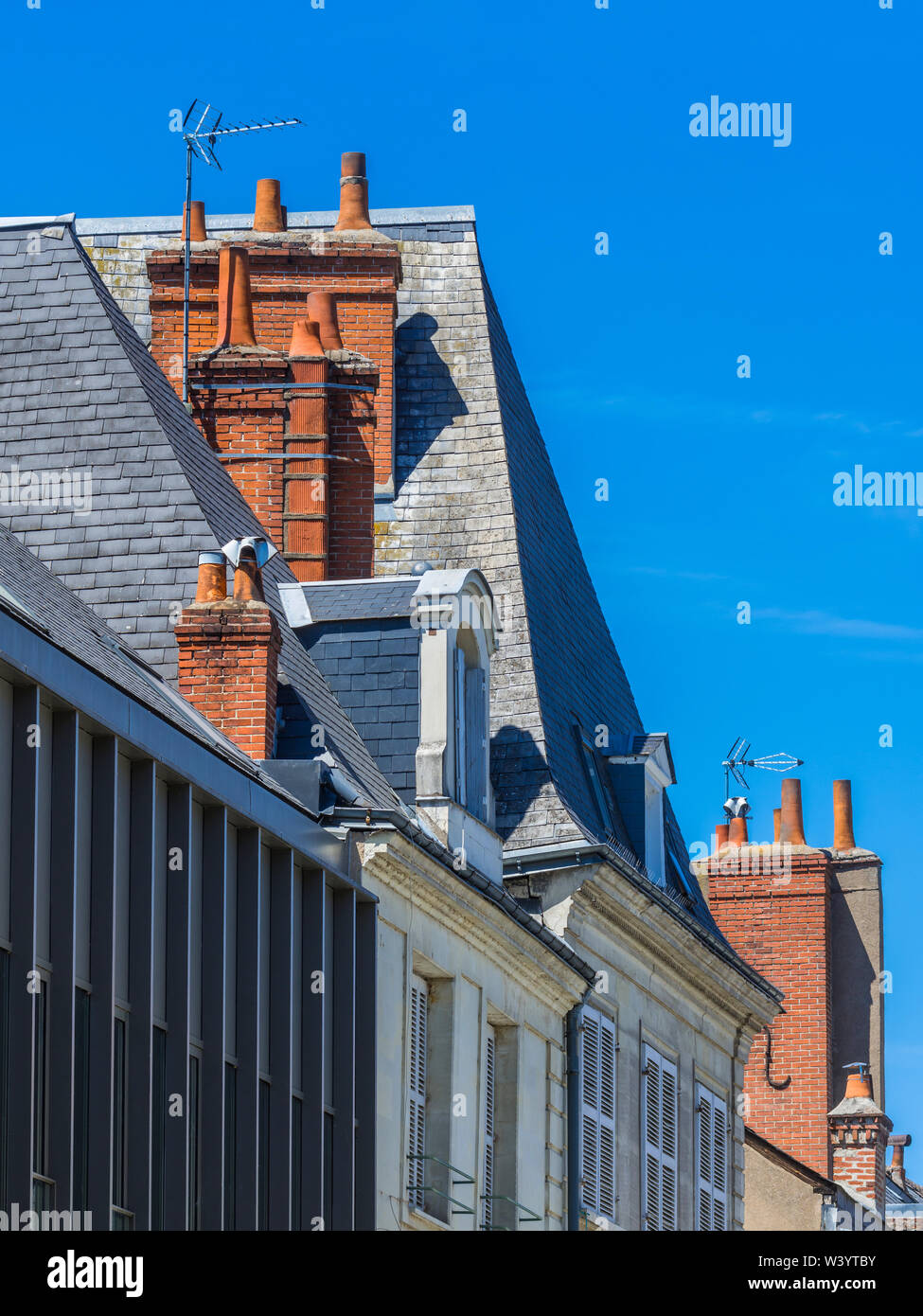 Mattone ciminiere su vecchi edifici, Tours, Francia. Foto Stock