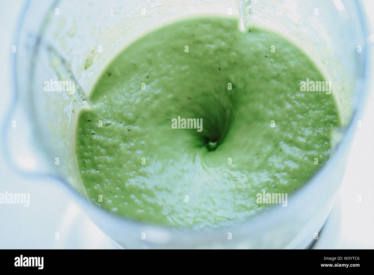 Frullato di verde in un frullatore Foto Stock