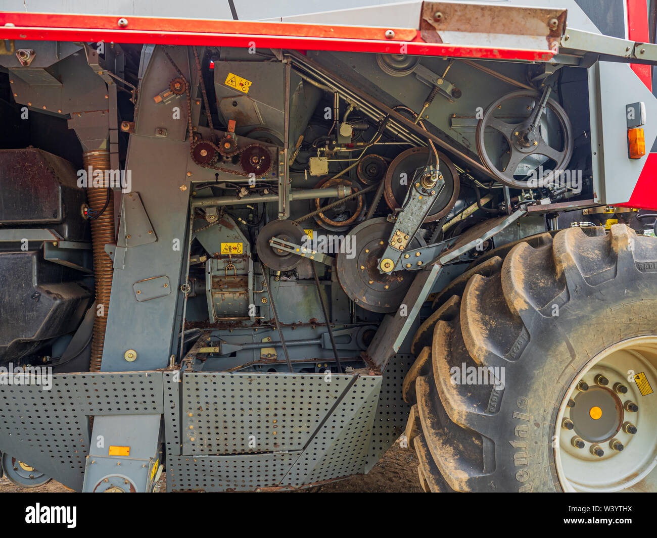 Vista del lato destro di un Massey Ferguson 7278 mietitrebbia con le protezioni aperta che mostra il meccanismo sotto Foto Stock