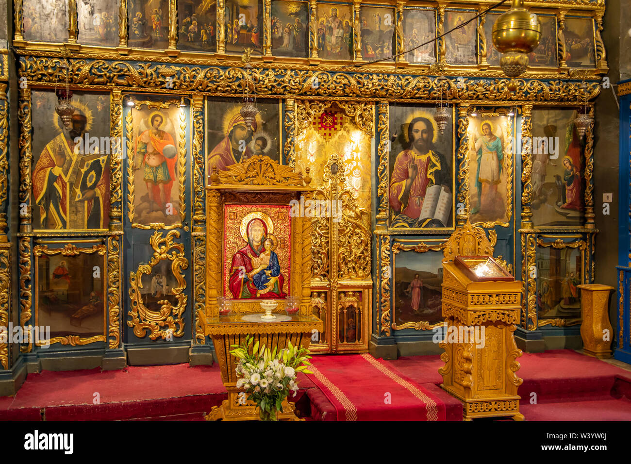 Altare icone nella vecchia chiesa di corte, Bucarest, Romania Foto Stock