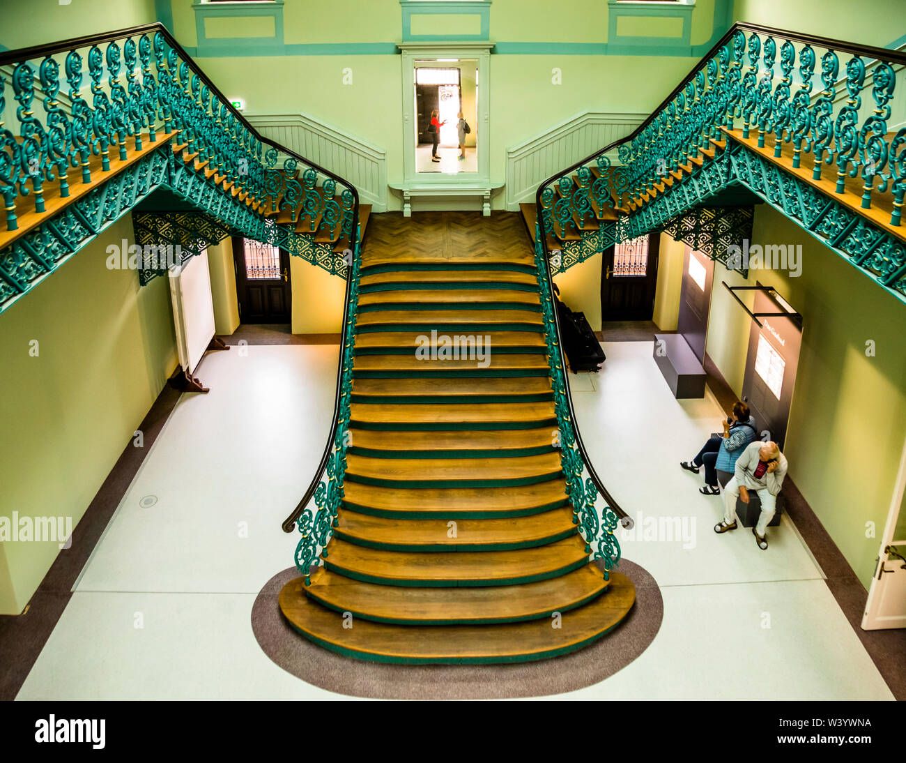 Scala a Luitpoldbad Bad Kissingen, Germania. Mentre l'area d'ingresso dell'ex bagno di Bad Kissingen presenta una bella architettura e opulenza, l'interno delle cabine da bagno individuali è stato progettato molto semplice e funzionale Foto Stock