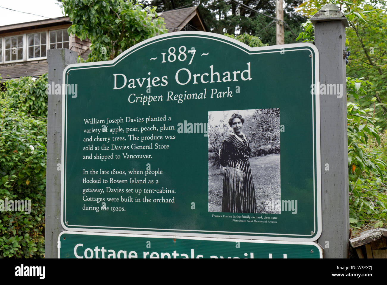 Dichiarazioni interpretative firmare all'entrata Davies Orchard a Crippen Parco Regionale sull isola di Bowen, Vancouver, BC, Canada Foto Stock