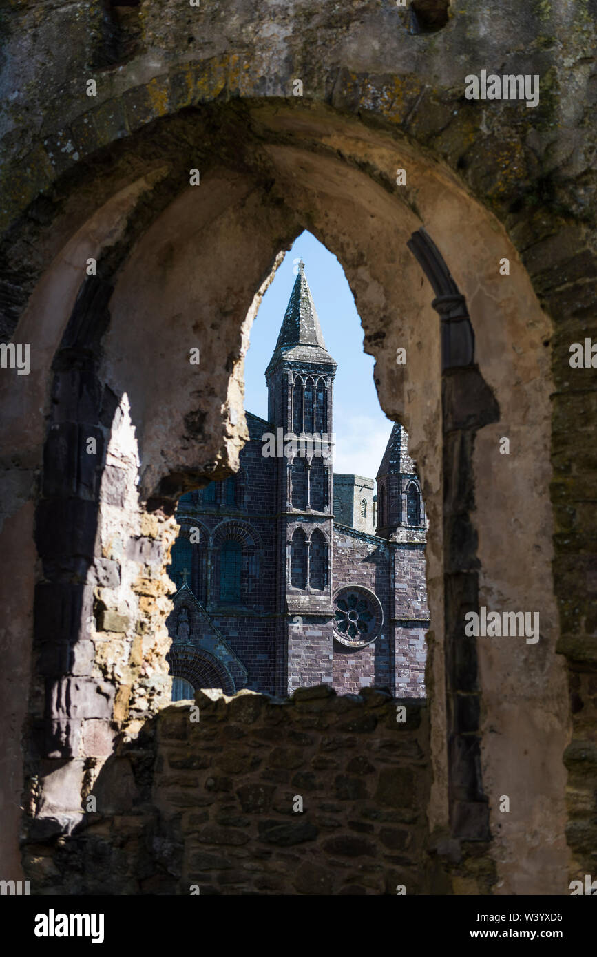 St Davids Cathedral Pembrokeshire. Vista da una delle finestre ad arco tra le rovine del Palazzo dei Vescovi. Foto Stock