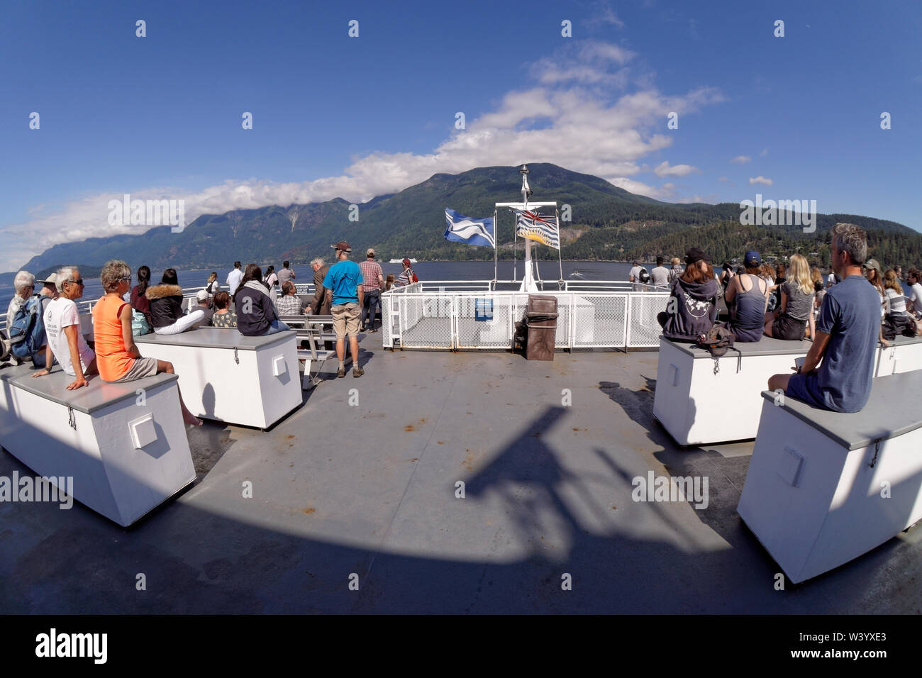 Ampio angolo di visione di passeggeri godendo la vista dal ponte superiore del Bowen Island Ferry, British Columbia, Canada Foto Stock